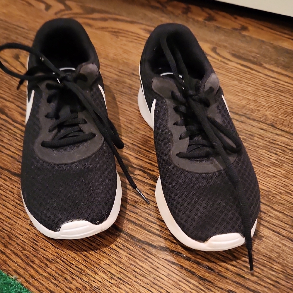 Nike Tanjun Black and White Athletic Shoes - Picture 8 of 9